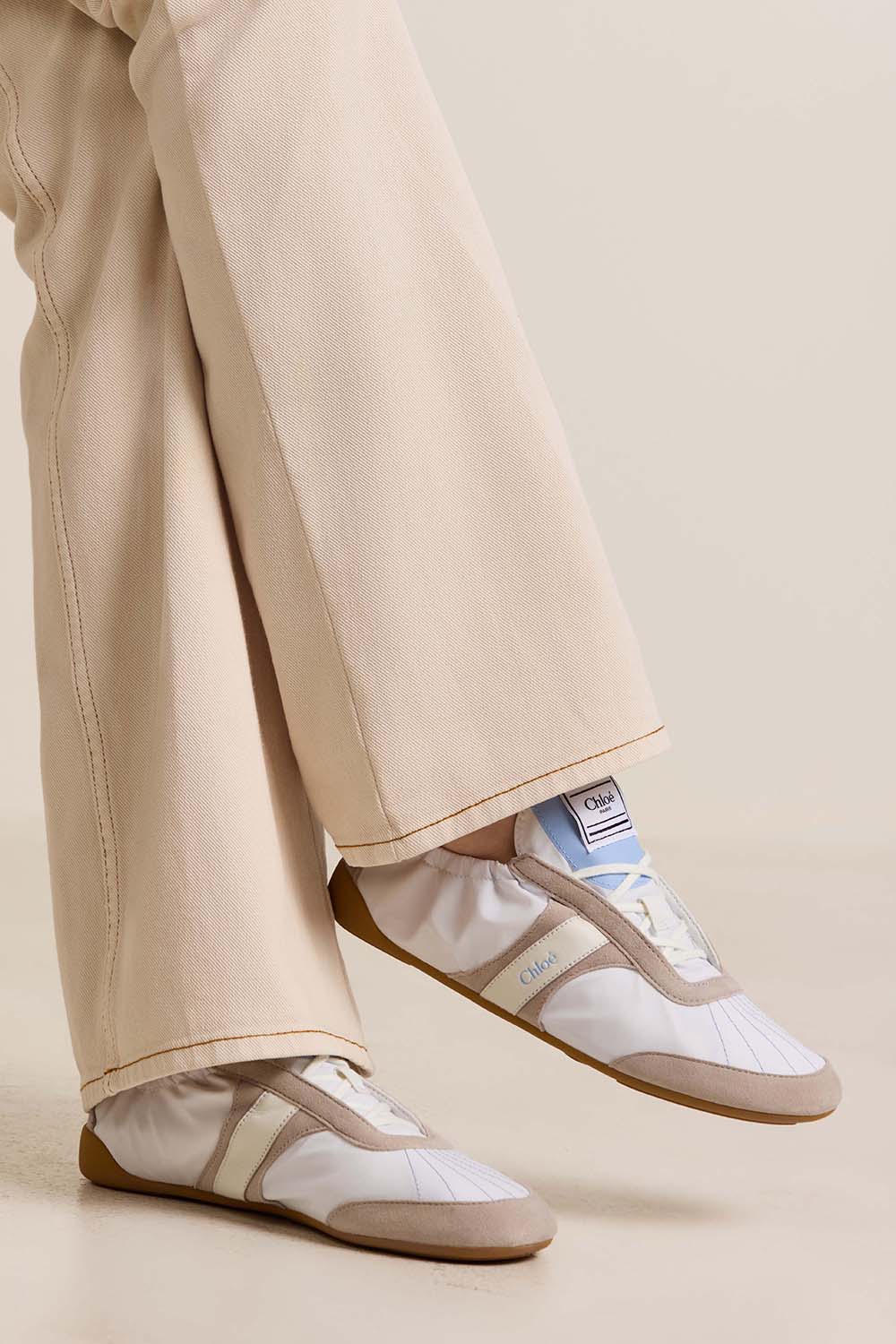 תמונת כל הלוק של נעלי סניקרס